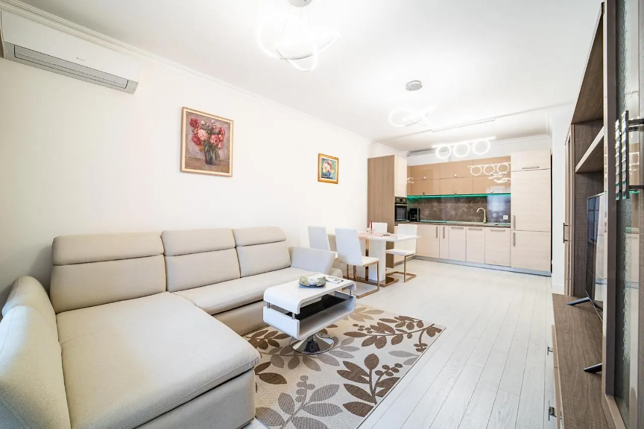 Grand Karavel Top Center Lux Apartment Varna