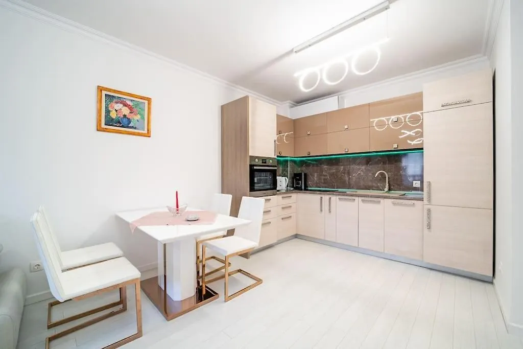 Grand Karavel Top Center Lux Apartment Varna